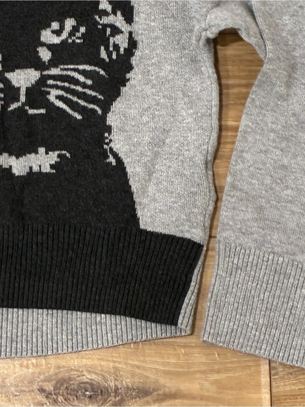 abercrombie kids Gray Knit Sweater with Black Cat Graphic Girls Size 9/10